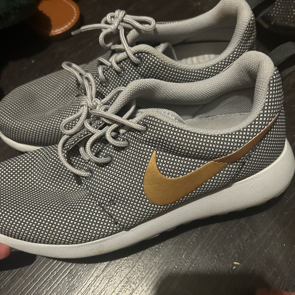 Women’s Size 7 Nike Tennis Shoes